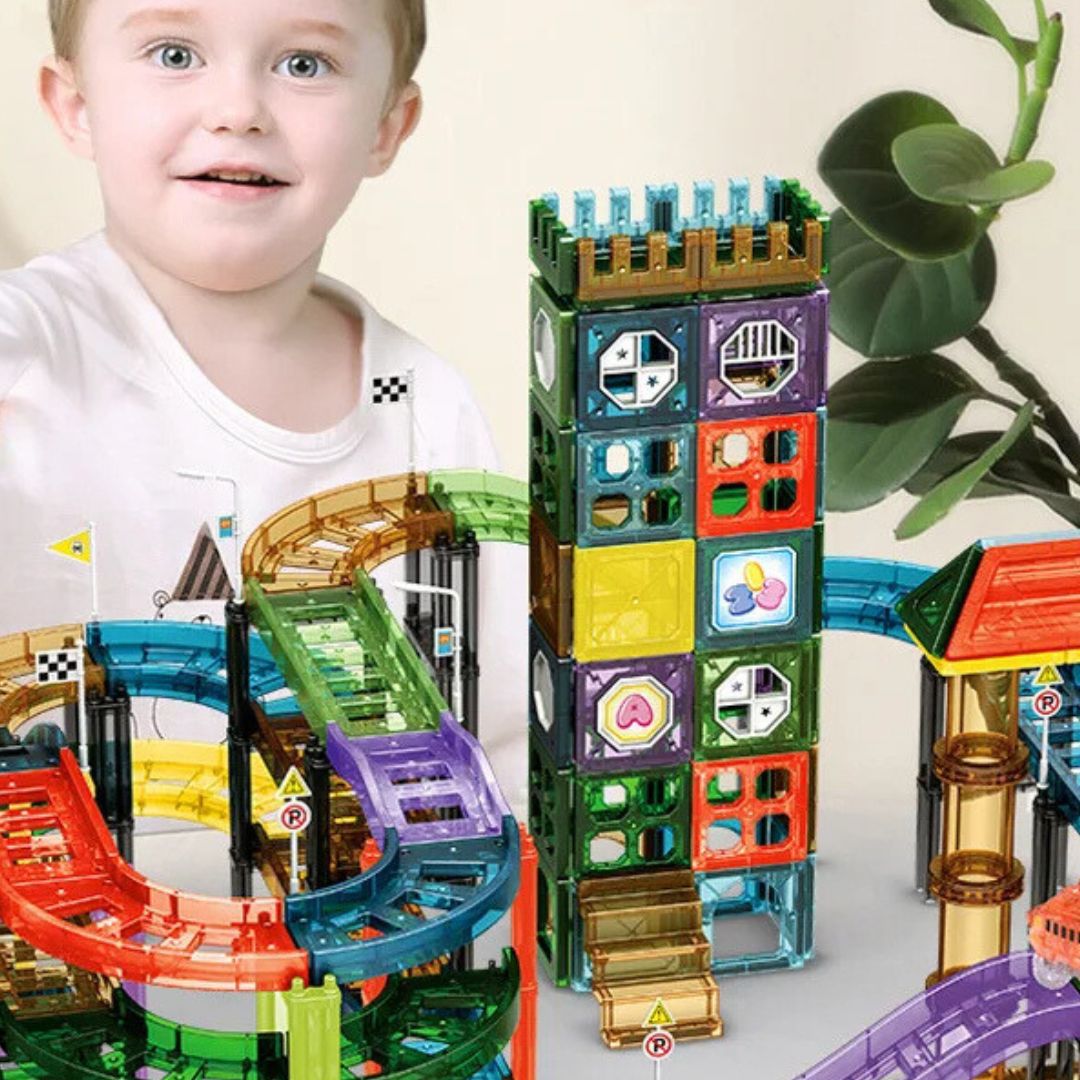 circuit-voiture-enfant-enfant-heureux