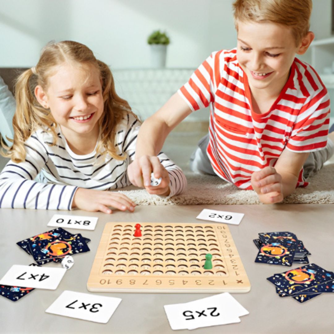 jeux-de-societe-en-famille-frere-soeur