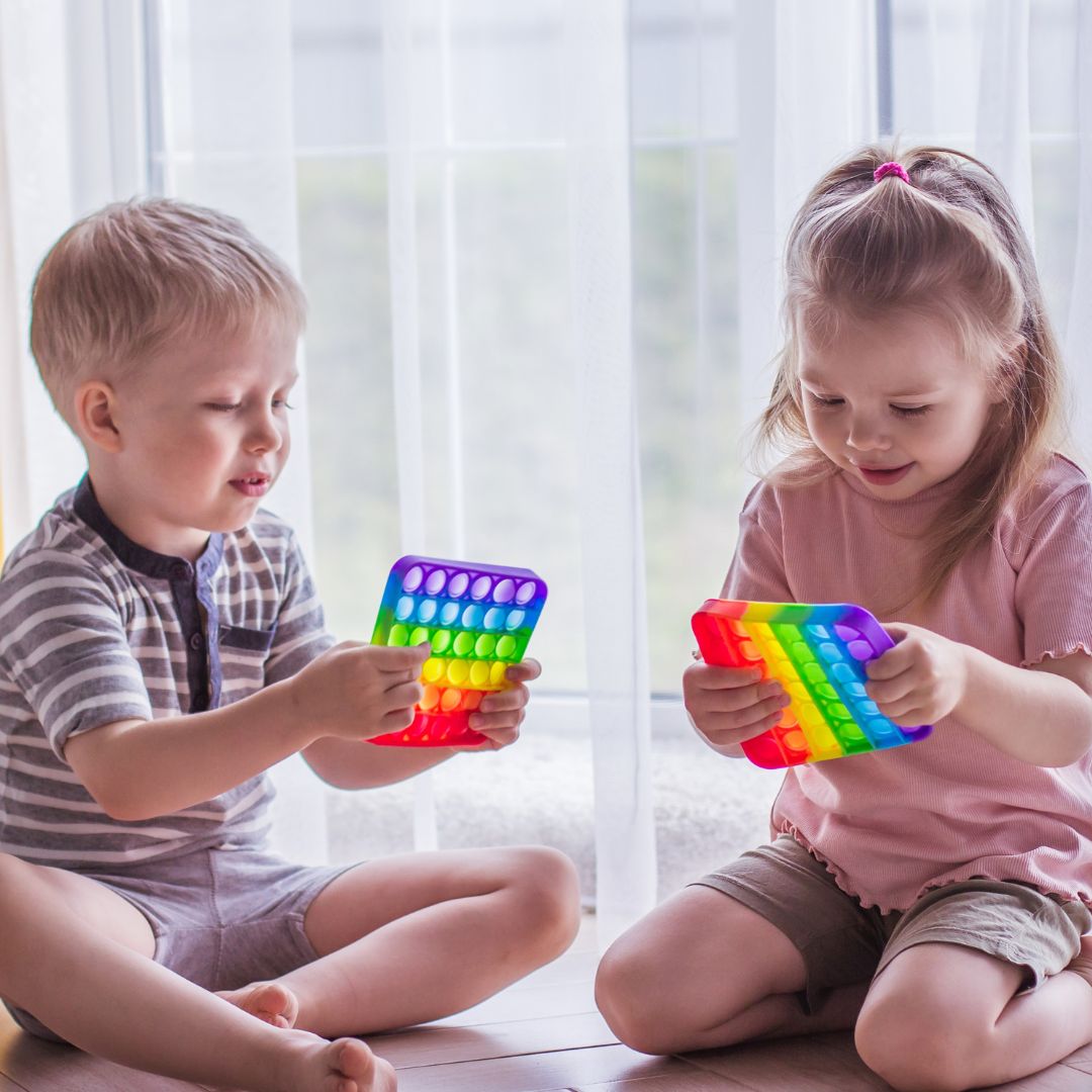 pop-it-deux-enfant-ensemble